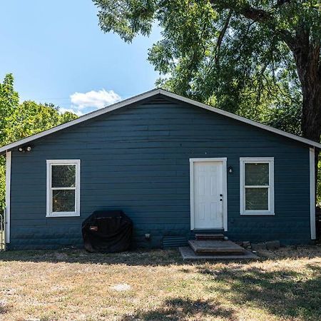 Escape To A Restored 1920S East Waco Bungalow Exterior foto