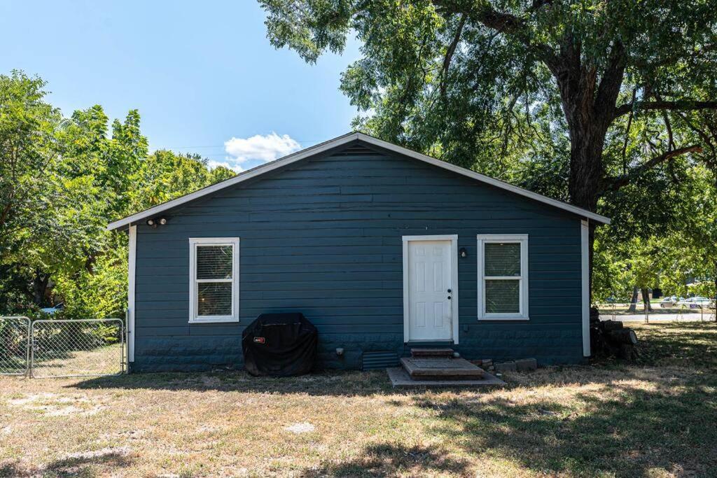 Escape To A Restored 1920S East Waco Bungalow Exterior foto